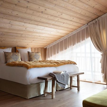 Grandes Rousses Hotel & Spa Alpe d'Huez Екстериор снимка A bedroom at the Hotel de Crillon