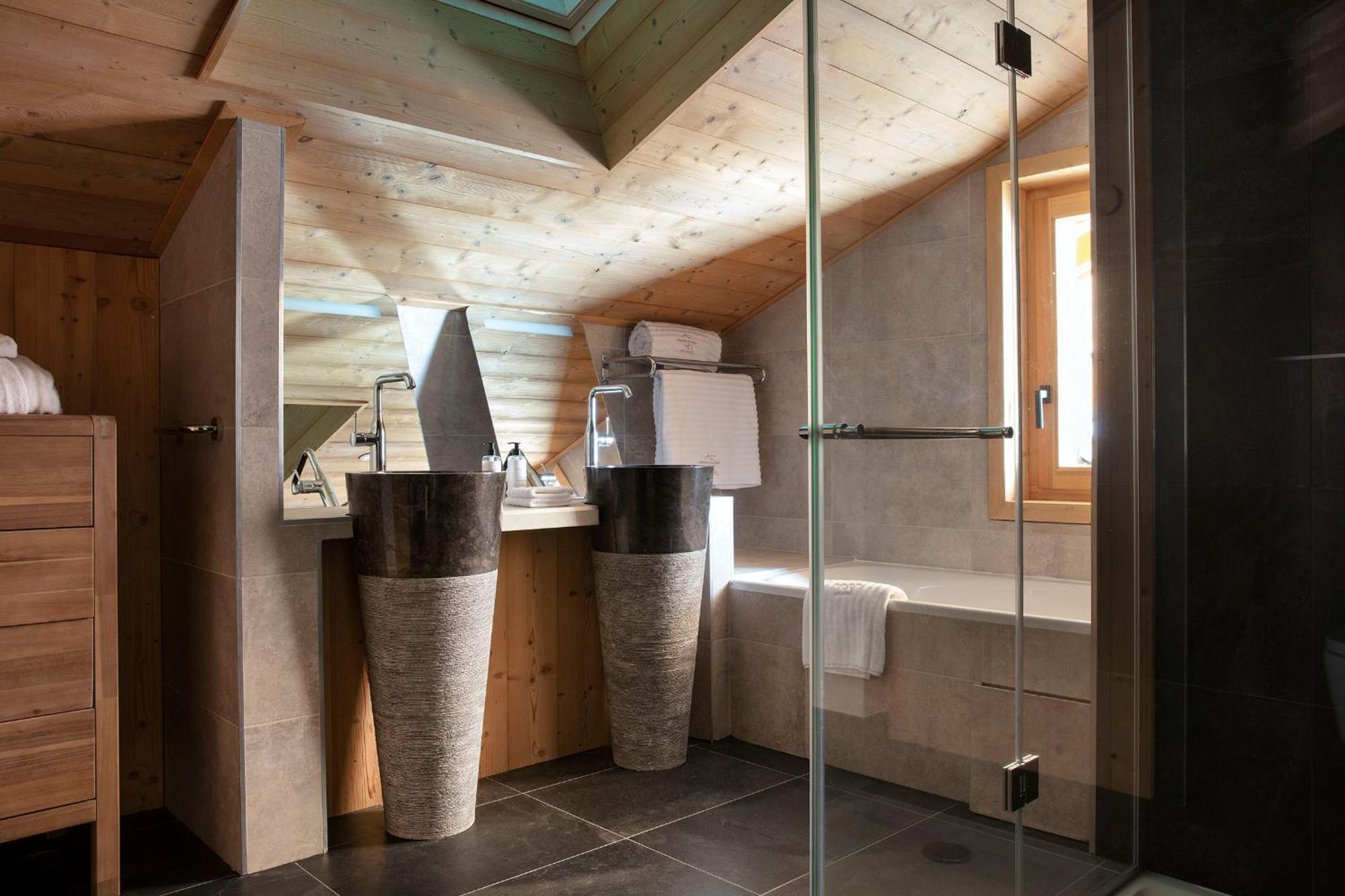 Grandes Rousses Hotel & Spa Alpe d'Huez Екстериор снимка Bathroom in a chalet