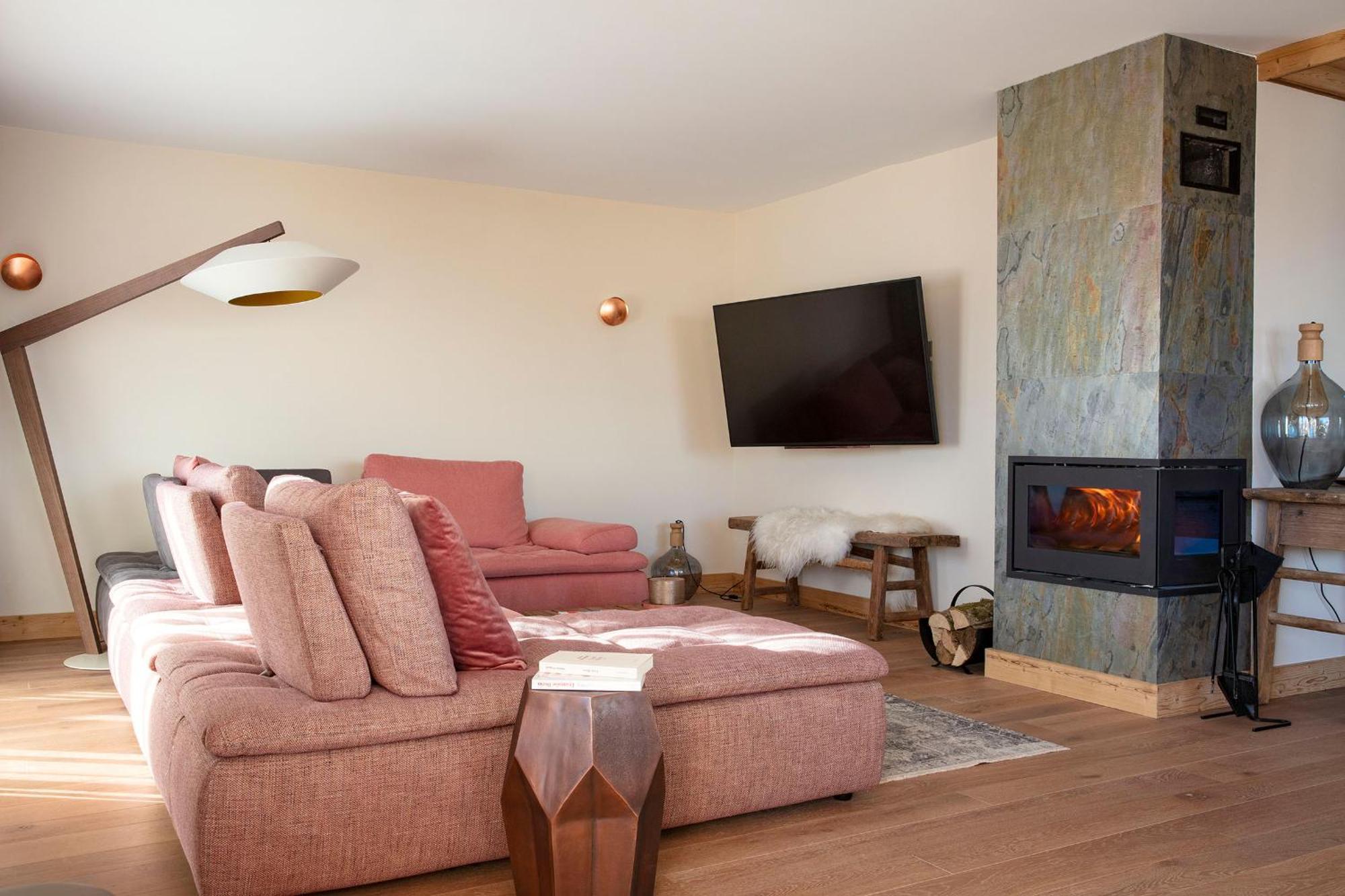 Grandes Rousses Hotel & Spa Alpe d'Huez Екстериор снимка A living room with a fireplace